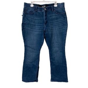 Lee Regular Fit Bootcut Mid Rise Flex Motion 18 Short